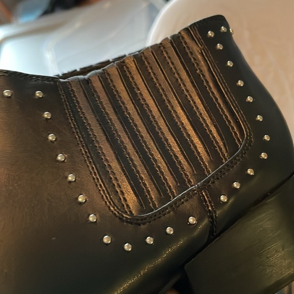Marc Fisher Idalee Studded Chelsea Block Heel Booties
Black size 9 - Picture 10 of 16